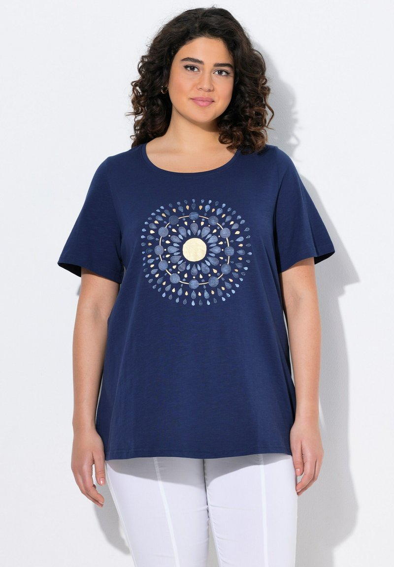 Ulla Popken EN A À COL ROND ET MANCHES COURTES MANDALA - Triko s potiskem - inky blue