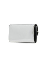 Borsetta a tracolla in vernice argentata con forma rettangolare elegante, interno nero e chiusura con zip. Texture liscia con hardware minimale.