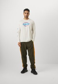Under Armour STACKED STARS  - Langærmet T-shirt - stone/red