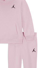 Set di felpa e pantaloni tuta rosa, con tasca frontale e logo Jordan nero sul petto e sulla gamba. Materiale morbido con polsini a costine.