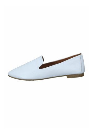 White flat shoe with a pointed toe, made of smooth leather, featuring a slip-on design and a small, light brown heel.