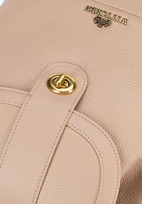 Sac à main en cuir beige avec une surface texturée, doté d'une fermeture en métal doré et d'accents cousus. Logo affiché en haut.