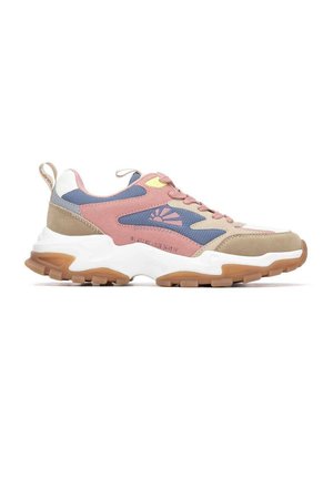 Zapatilla multicolor con paneles rosa, azul, beige y blanco, diseño con cordones y suela gruesa de goma marrón mostrada de lado.