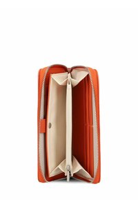 Portefeuille zippé orange ouvert pour montrer un intérieur beige avec plusieurs compartiments et une poche à pièces zippée centrale.