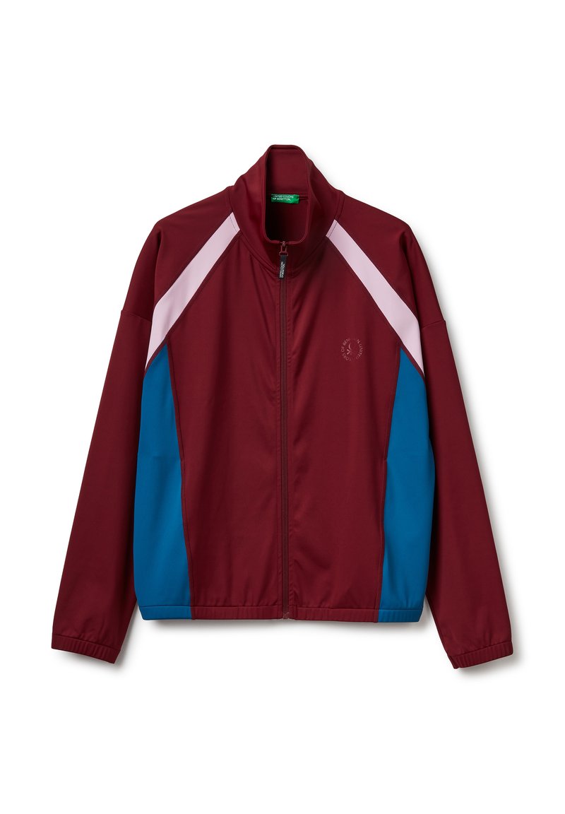 Chaqueta atlética marrón con paneles blancos y azules. Presenta un cuello alto, cremallera frontal completa y un pequeño logo en el pecho. Textura suave.
