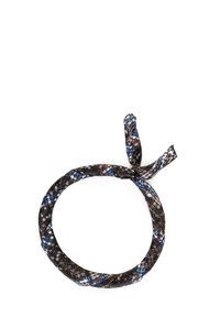 Uno scrunchie in tessuto morbido con trecce, caratterizzato da una base nera con motivi geometrici blu e marroni. Il design flessibile consente una tenuta sicura nello stile.