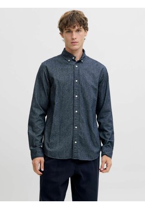 Ciemnogranatowa koszula z długim rękawem, z teksturowanej tkaniny, z kołnierzykiem. Posiada białe guziki z przodu do zapięcia.