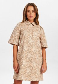 Beez patterndresses lühikeste väärkettide, kraega kaelaosa, lillemustriga, tekstuurse kangaga ja leebelt istuv. Rikkalikult heledate detailidega.