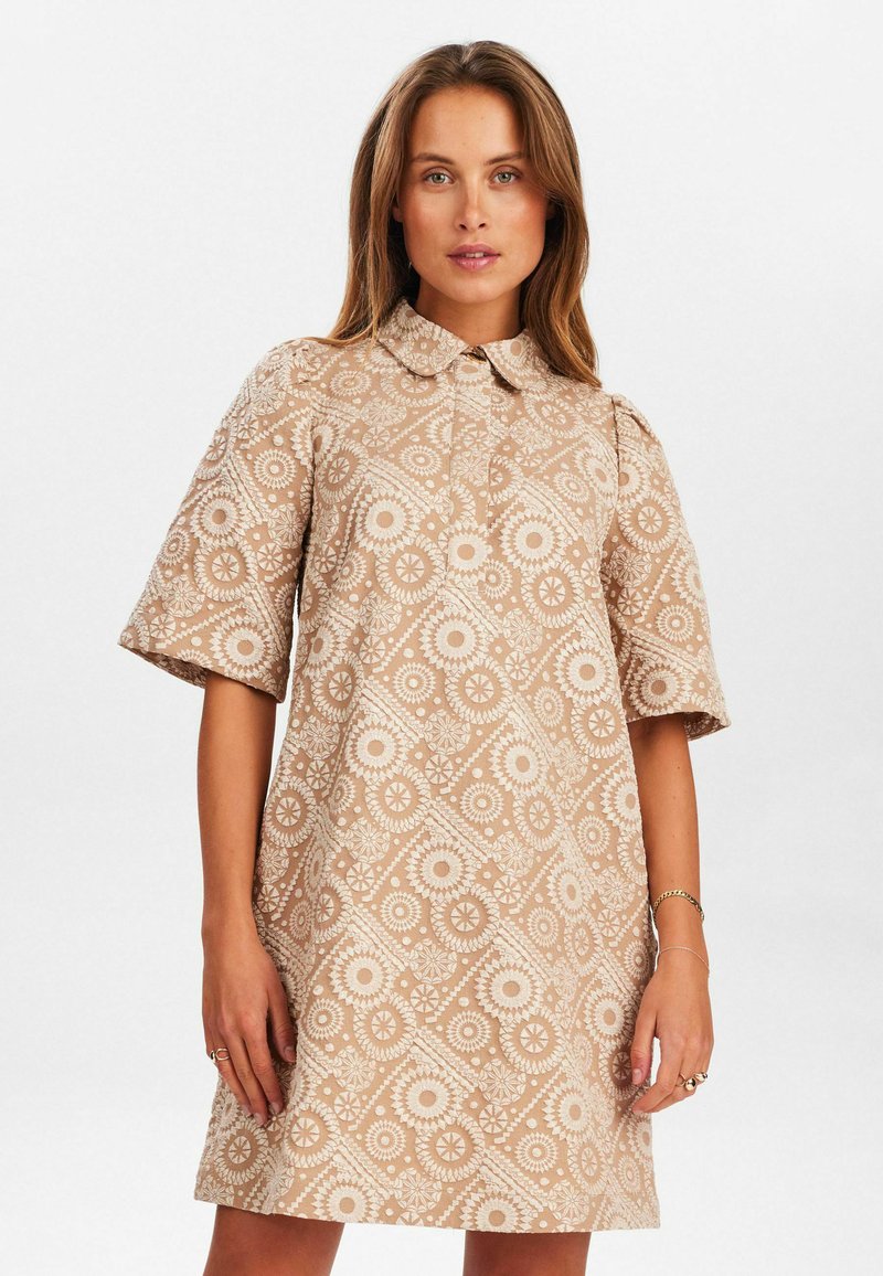 Beez patterndresses lühikeste väärkettide, kraega kaelaosa, lillemustriga, tekstuurse kangaga ja leebelt istuv. Rikkalikult heledate detailidega.