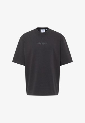 Mørkegrå bomulds t-shirt med korte ærmer, rund halsudskæring, og "CARLO COLUCCI Milano 1976" broderet i lysere grå på forsiden.