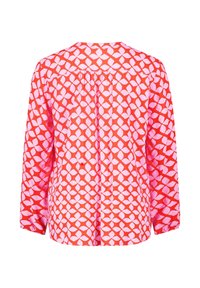 Blouse à manches longues avec un fond rouge et un motif de feuilles géométriques roses, dotée d'un empiècement froncé au dos.
