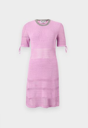 Vestito rosa a maglia che arriva al ginocchio con maniche corte, pannelli in rete, scollo tondo con bordo a contrasto e nome del marchio in rilievo sul petto.