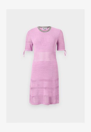 Robe en maille rose mi-longue aux genoux, manches courtes, panneaux en mesh, encolure ronde avec bordure contrastante, et nom de la marque embossé sur la poitrine.