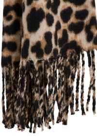 Bufanda de estampado de leopardo con patrones en negro y marrón claro. Presenta bordes con flecos y mechones trenzados. Fabricada con una tela suave y texturizada.