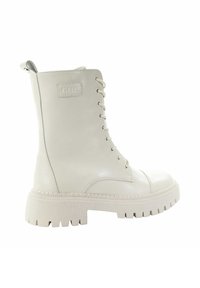 Białe skórzane botki za kostkę z okrągłym noskiem, wiązaniem z przodu i grubą, żłobioną podeszwą. Posiadają naszywkę z logo po boku oraz pętelkę do zakładania.