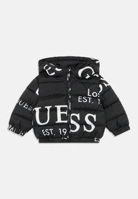 Veste d'hiver noire avec capuche, présentant un design matelassé brillant et un grand logo blanc. Fermeture éclair frontale et poignets élastiques.