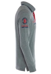 Grå langærmet polo-shirt med rød krave, med broderede logoer på ærmerne og brystet. Blødt bomuldsstof med sidelommer.