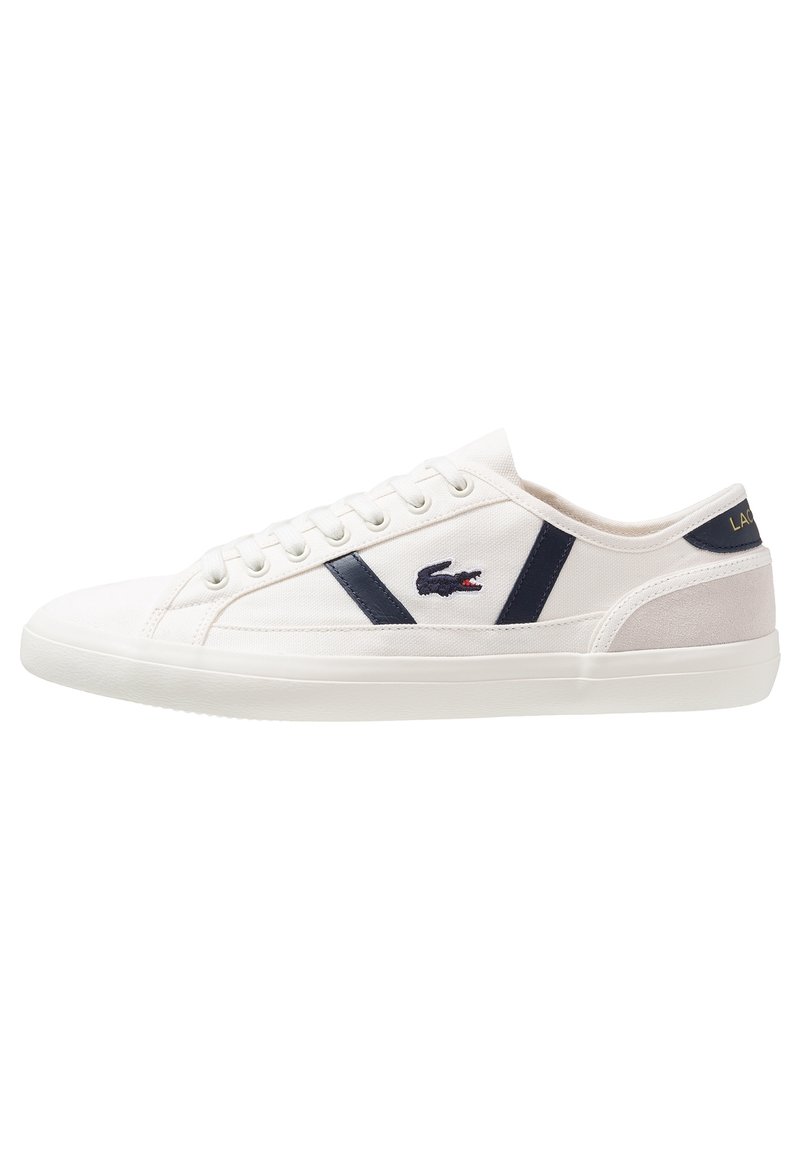 Valkoiset kangaskengät, joissa on laivaston sinisiä yksityiskohtia. Sivussa logo, pyöreä kärki, kumipohja ja nauhakiristys. Pehmeä mokkahiena. 