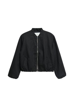 Schwarze leichte Bomberjacke mit elastischem Saum, langen Ärmeln, Frontreißverschluss und Seitentaschen.