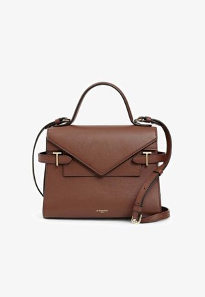 Bolso de mano de cuero marrón con un diseño estructurado, cierre de solapa geométrica, detalles en herrajes dorados y una correa de hombro desmontable.