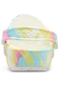 Kleurige instapklompen in een tie-dye patroon met pastelroze, blauw en gele tinten; gemaakt van lichtgewicht, duurzaam materiaal met een gestructureerde binnenkant.