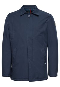Abrigo navy con cuello estándar, cierre de botón, dos bolsillos laterales y un parche de logo en la manga. Tejido suave y resistente al agua.