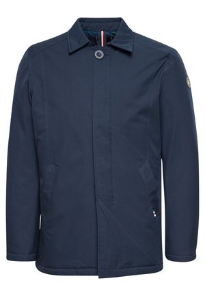 Manteau bleu marine avec un col standard, une fermeture à boutons, deux poches latérales et un patch logo sur la manche. Tissu lisse et résistant à l'eau.
