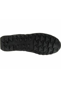 Sole di scarpa da corsa nera con texture in gomma, dotata di battistrada triangolare per grip e stabilità. Contrassegnata con il marchio "Saucony".