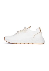 Zapatillas deportivas blancas con parte superior de punto, detalles texturizados y una suela blanca gruesa. Presenta acentos dorados y un bucle en el talón.