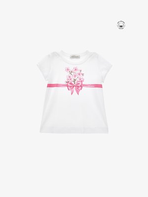 T-shirt bianca in cotone con un design floreale rosa e una grafica a fiocco al centro. Maniche corte e scollo rotondo.