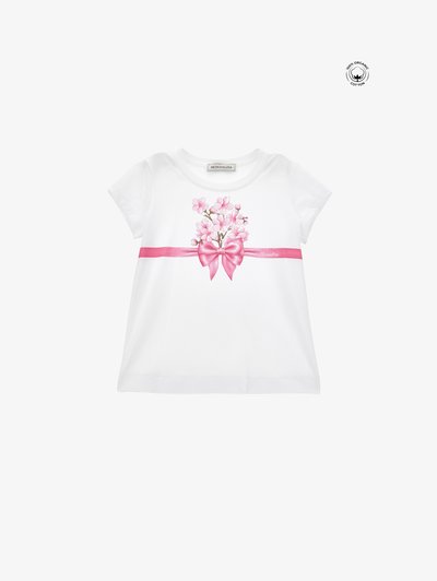 T-shirt bianca in cotone con un design floreale rosa e una grafica a fiocco al centro. Maniche corte e scollo rotondo.