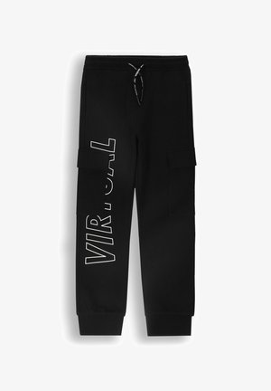 Czarne spodnie cargo z miękkiego materiału, z białym napisem "VIRTUAL" z boku, dwoma bocznymi kieszeniami i prążkowanymi mankietami na kostkach.