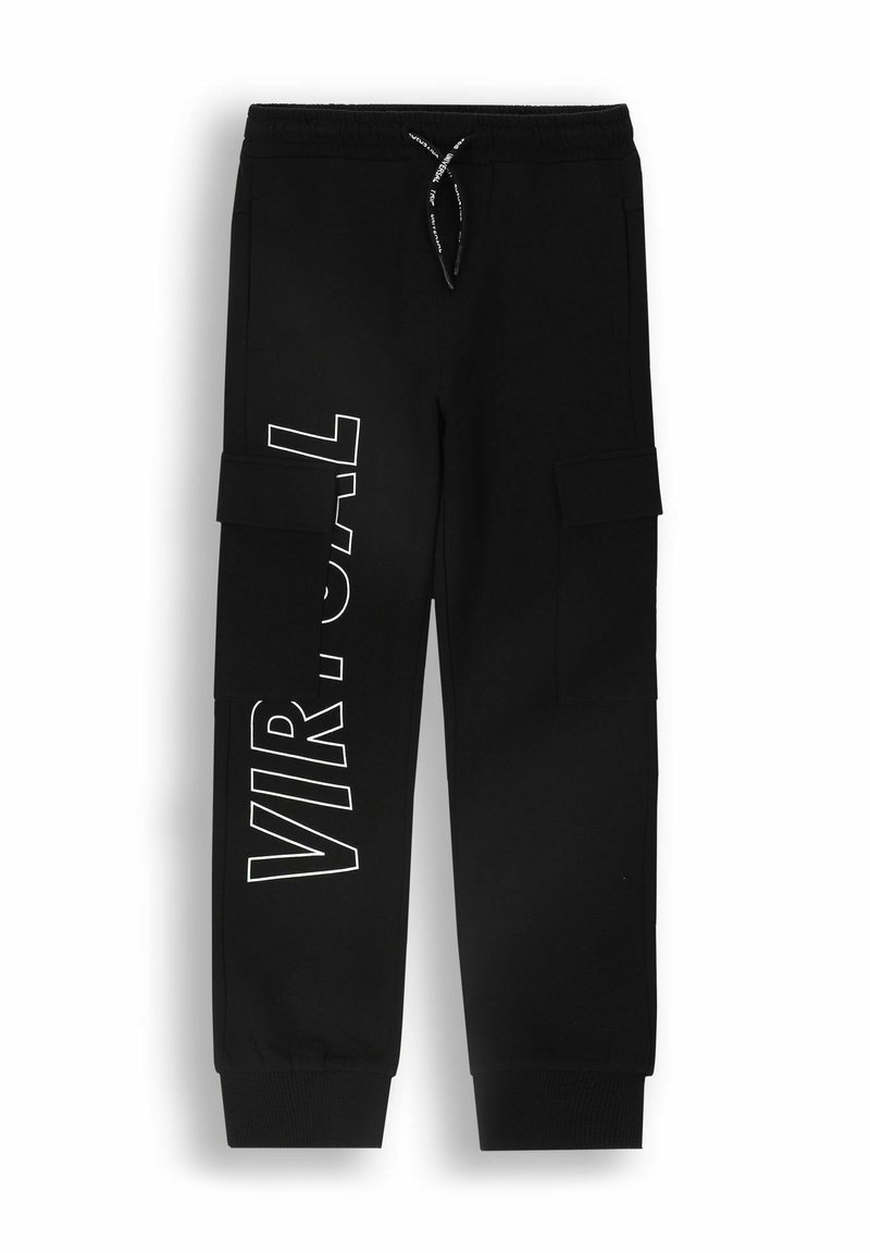 Czarne spodnie cargo z miękkiego materiału, z białym napisem "VIRTUAL" z boku, dwoma bocznymi kieszeniami i prążkowanymi mankietami na kostkach.
