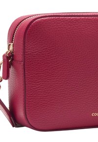 Borsa a tracolla rettangolare in pelle rosa scuro texturizzata con cerniera dorata e accento logo metallico. Tracolla regolabile sul lato.