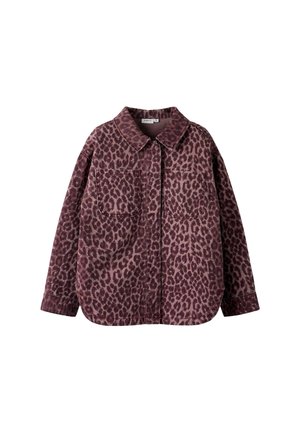 Veste en imprimé léopard de couleur mauve profond, avec un col, une fermeture à boutons sur le devant et deux poches poitrine, offrant une coupe décontractée et un tissu texturé.