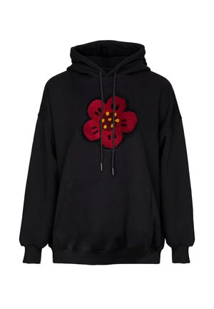 Sort hættetrøje med frontlomme og rødt blomstermotiv med gule prikker i midten på brystet, med snoretræk i hætten.