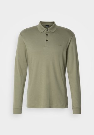 Ilgų rankovių alyvuogių žalios spalvos polo marškiniai su trimis juodais mygtukais ir mažuoju "BOSS" logotipu siuvinėtu ant krūtinės.