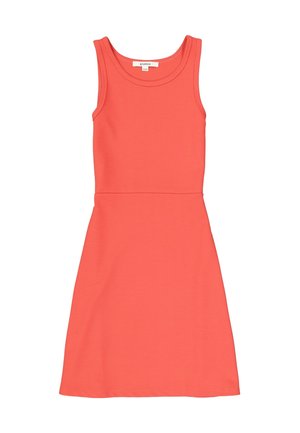 Koraalkleurige mouwloze jurk met een aansluitend lijfje en een uitlopende rok, gemaakt van geribbelde stof. Heeft een ronde halslijn en een gladde textuur.