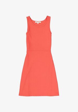 Vestido coral sin mangas con corsé ajustado y falda acampanada, confeccionado en tela acanalada. Presenta un escote redondo y una textura suave.