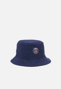 Mørkeblå bøttehatt laget av myk stoff, med en rund Paris Saint-Germain-logo på forsiden og en bred, slapp brem.