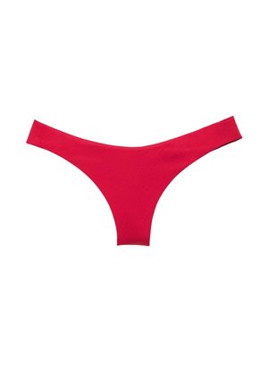 Czerwone bezszwowe stringi rozłożone na płasko na białym tle, minimalistyczny wzór z szerokimi bokami i wąskim przodem.