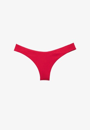 Rdeče tangice brez šivov, položene na belo ozadje, minimalistična zasnova z širokimi stranicami in ozkim sprednjim delom.