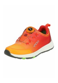 Sportschuh mit einem Farbverlauf in Orange und Rot im Obermaterial, aus Mesh-Material, mit BOA-Schnürsystem und schwarzer Gummisohle mit grünen Akzenten.