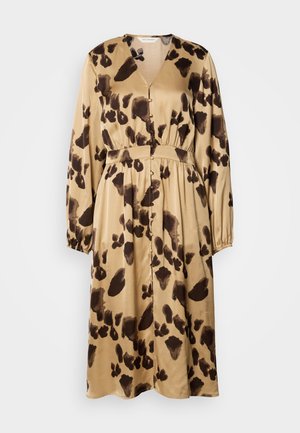 Rochie bej cu pete de leopard maro închis, mâneci lungi, decolteu în V și talie ajustată. Dispune de închidere cu nasturi și un design cu fustă fluidă.