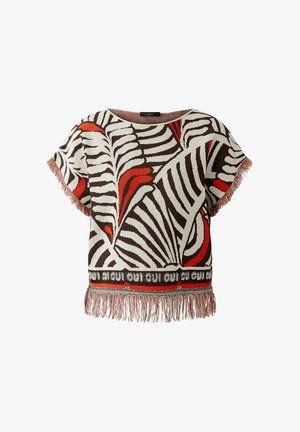 Gebreide top met korte mouwen met bruine, witte en oranje abstracte bladpatronen, gefranjerde randen en de tekst "oui" langs de onderzoom.