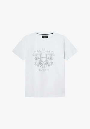 Weißes Baumwoll-T-Shirt mit kurzen Ärmeln, das ein silbernes grafisches Design eines Wappens mit dem Text "Hackett London England 83" und gekreuzten Flaggen zeigt.