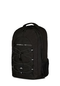 Zaino nero realizzato in tessuto resistente, dotato di una tasca anteriore con zip, dettagli con cordino elastico e una tasca laterale in rete per ulteriore spazio di archiviazione.