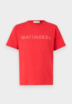 Röd bomull t-shirt med rund hals, korta ärmar och "marimekko" logotyp tryckt i ljusbeige över framsidan.