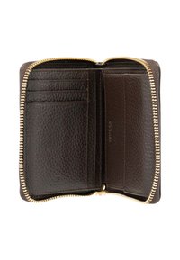 Portafoglio in pelle marrone con chiusura a zip, diversi scomparti per carte e una finitura testurizzata. Accenti in metallo dorato e branding minimale.