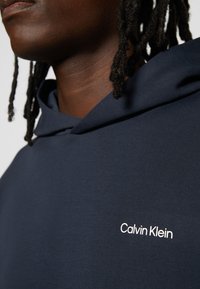 Calvin Klein MICRO LOGO REPREVE HOODIE - Camisola - calvin navy